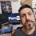 Foto utilizzata per una challenge, di me davanti a uno schermo con aperto PornHub