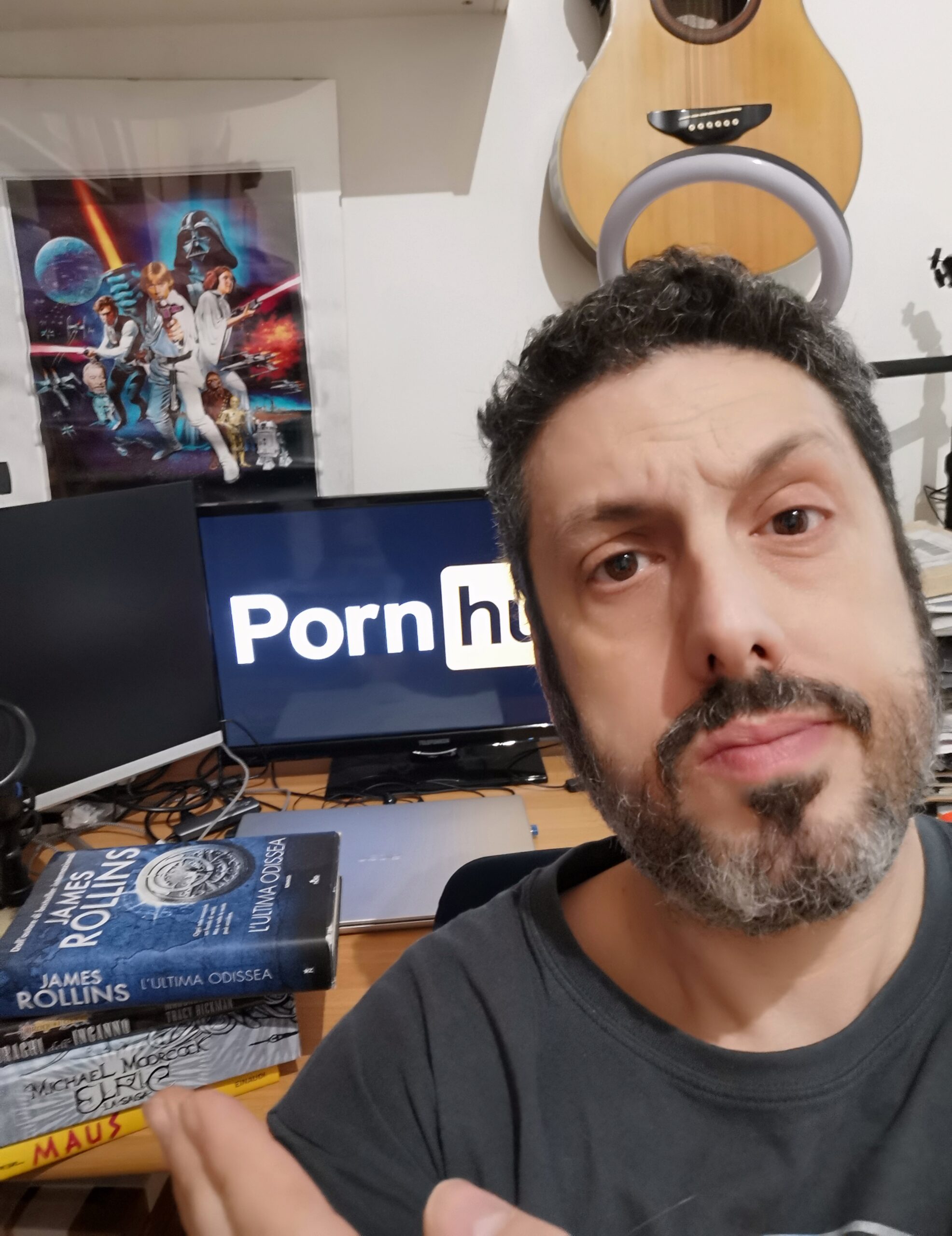 Foto utilizzata per una challenge, di me davanti a uno schermo con aperto PornHub