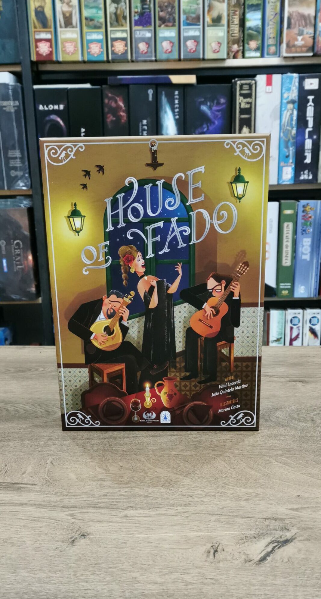 Foto copertina - scatola davanti alla libreria House of Fado