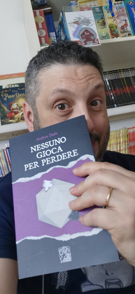 Io che tengo in mano la mia copia di Nessuno Gioca per Perdere