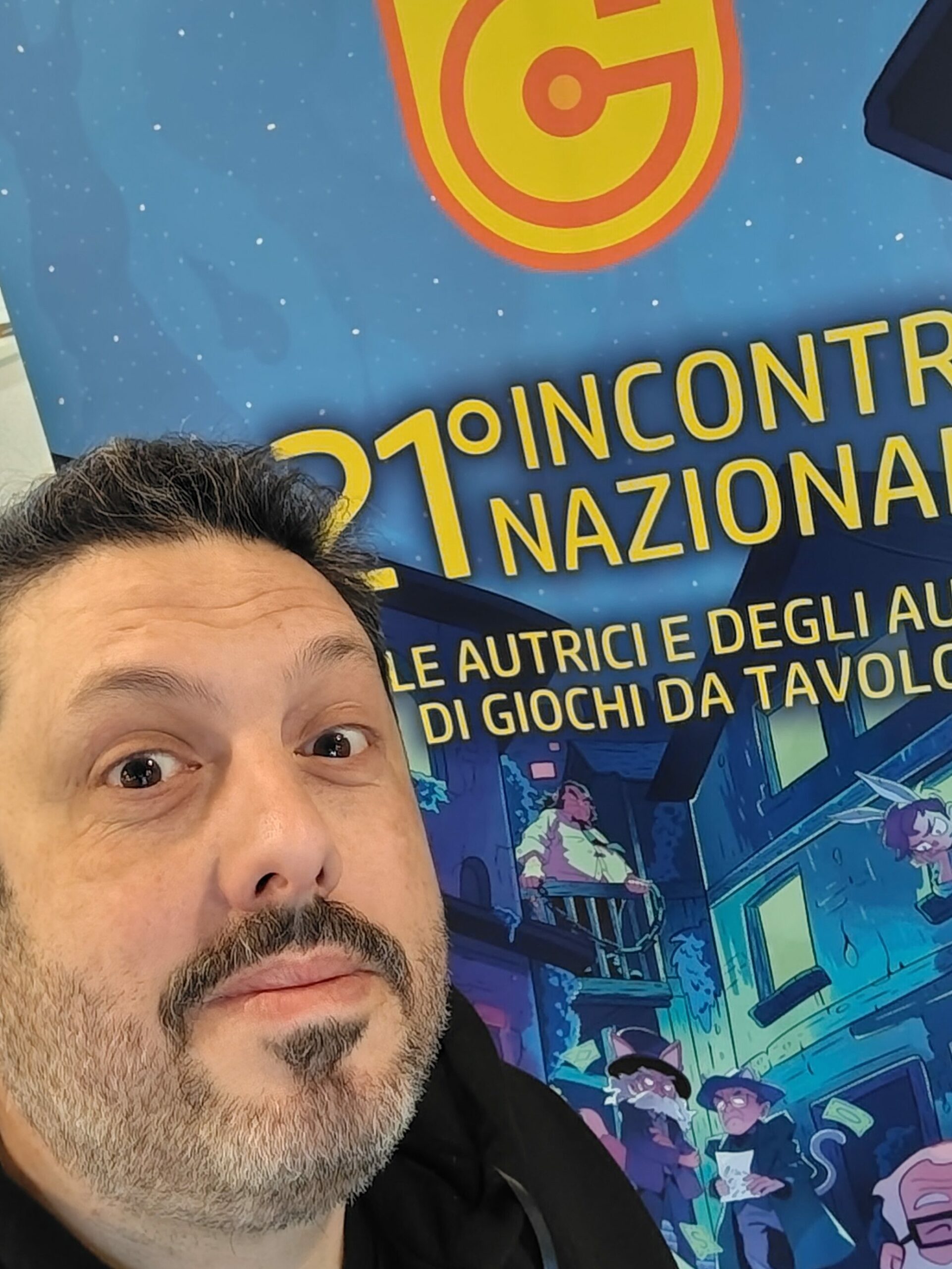 Davanti alla locandina di ideag 2026