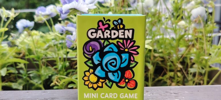 copertina articolo su Garden. La scatola davanti a dei fiori.
