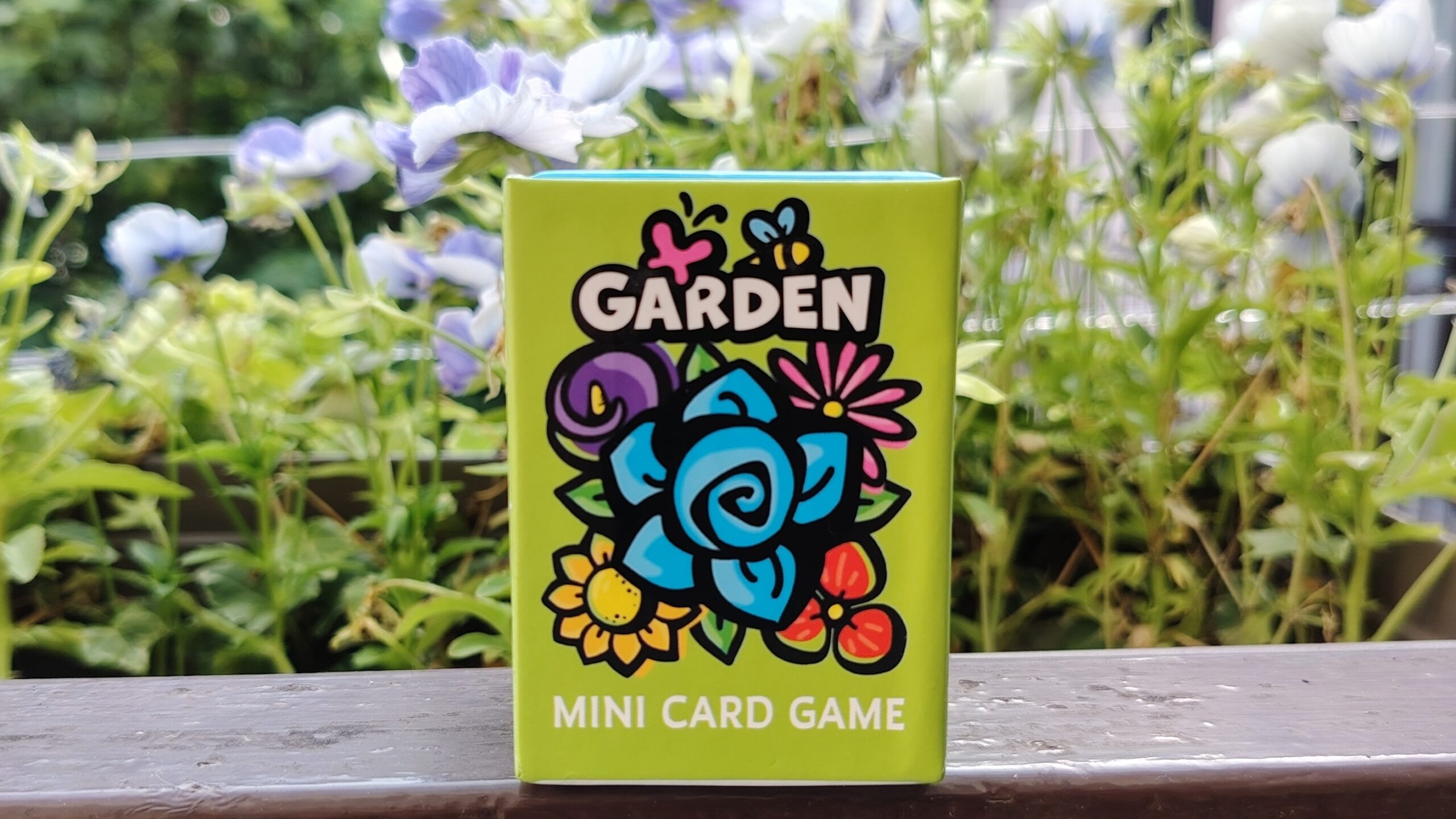copertina articolo su Garden. La scatola davanti a dei fiori.